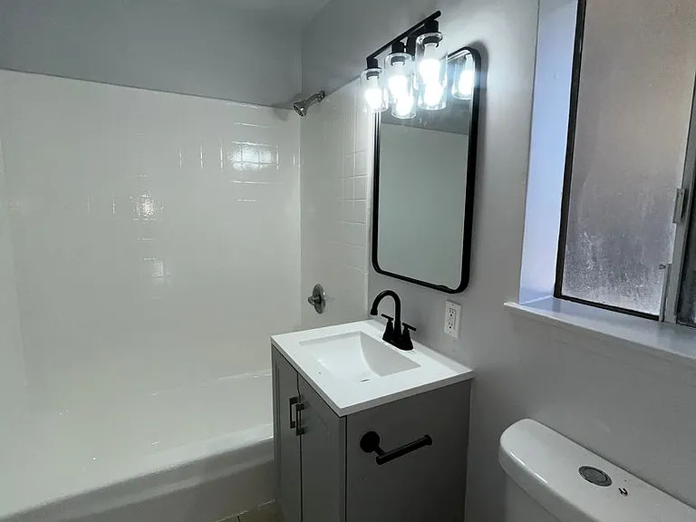 11530 S Normandie Ave — Photo 11