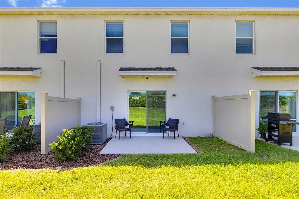 3 bed, 2.5 bath, 1284 sqft, $2,700 — Photo 3