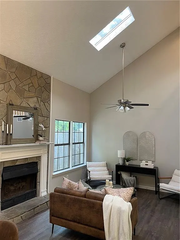 3 bed, 2.0 bath, 1390 sqft, $2,300 — Photo 3