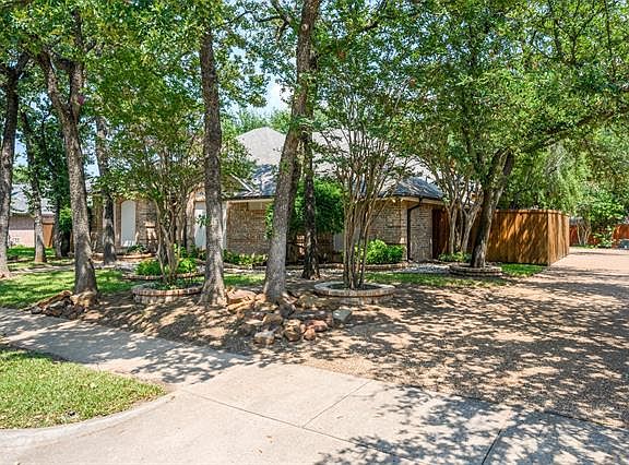 2nd image of 1417 Highland Oaks Dr