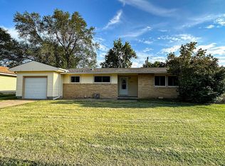 904 Somerset Cir, Salina, KS 67401