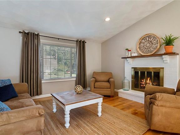 3rd image of 374 Butternut Dr