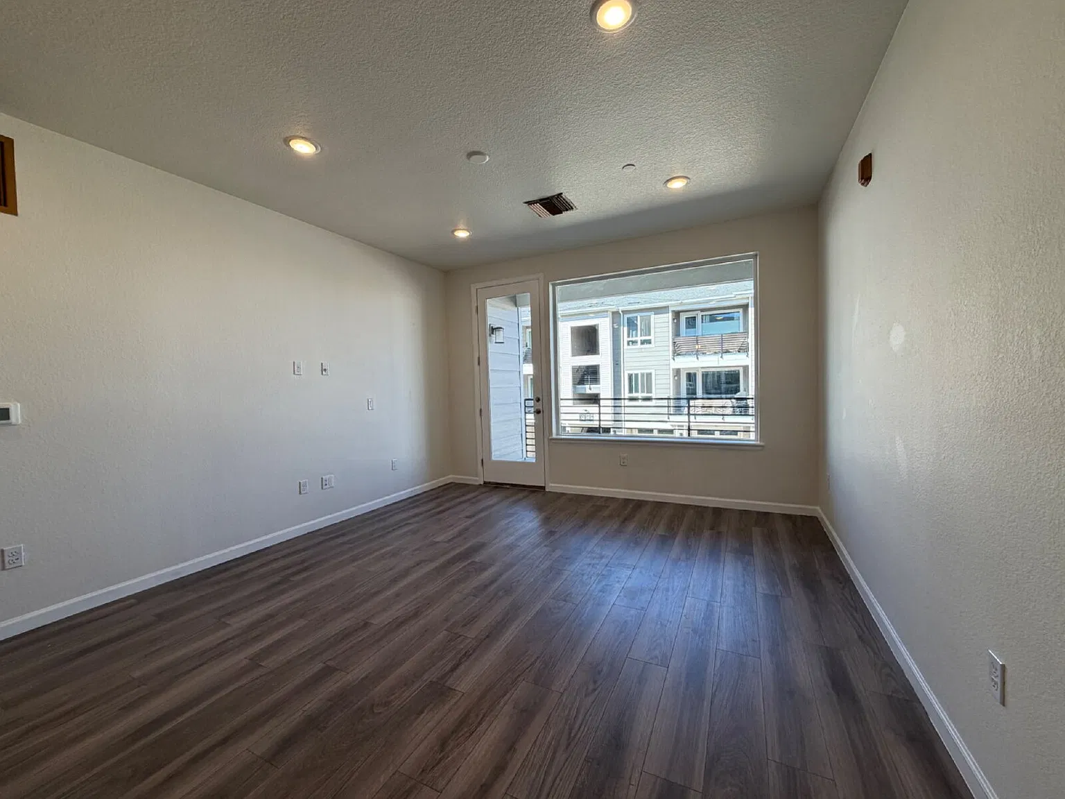 3 bed, 2.0 bath, 1173 sqft, $2,995 — Photo 4