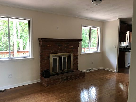 4th image of 2132 Montgomery Cir