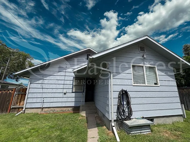 542 E Chestnut St — Photo 3