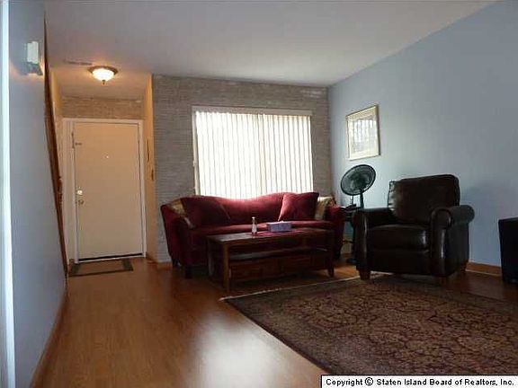 5th image of 200 Balsam Pl
