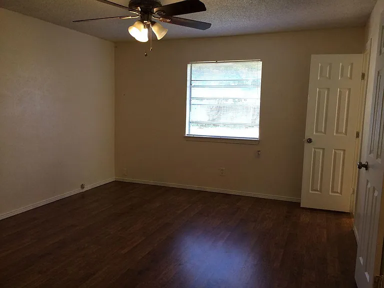 1421 Bryan Dr — Photo 5