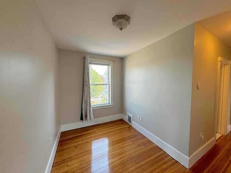 Small space, can be used as office, dining or den area