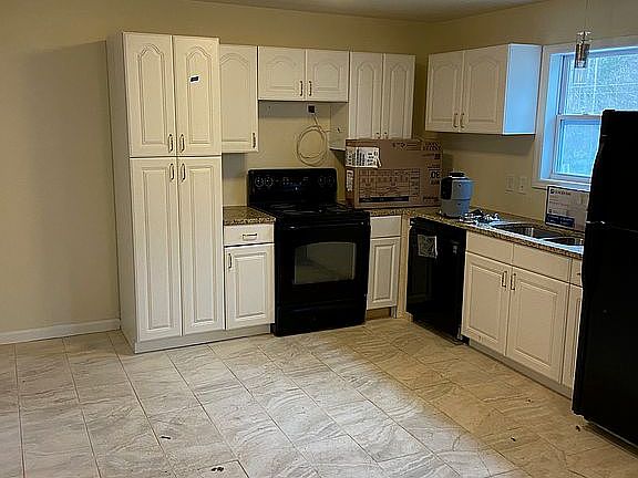 2nd image of 651 Clyde St
