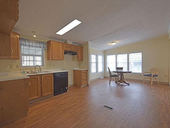 5th image of 613 Crest Ln