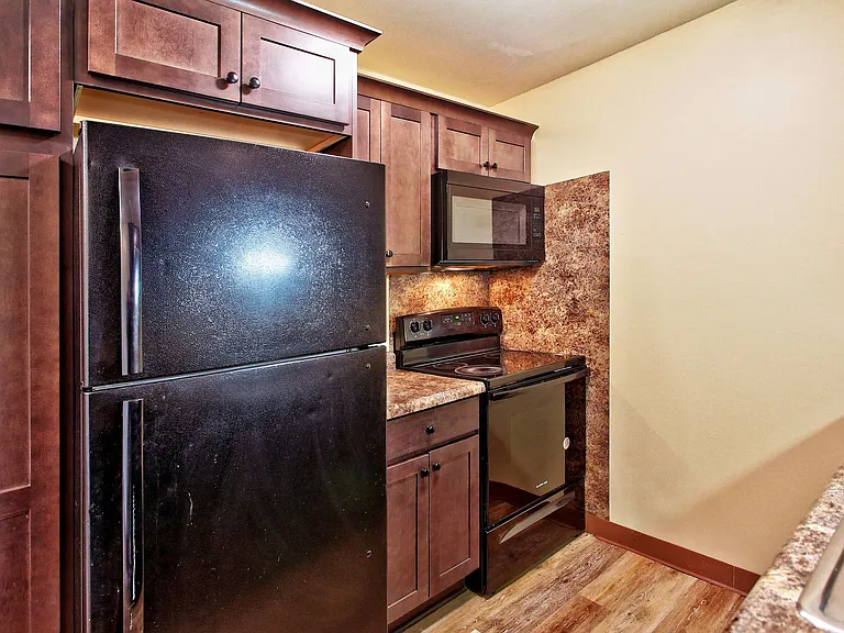 319 Oxford Ct #7 — Photo 1