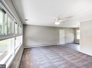 17 Queen Anne Rd, Levittown, PA 19057