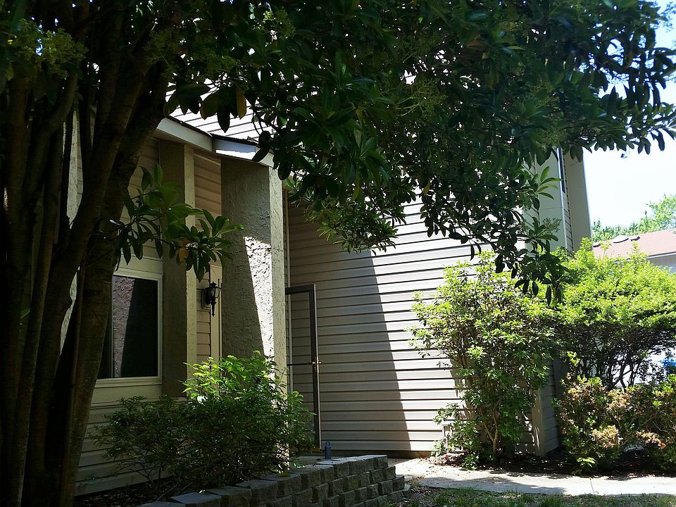 1st image of 916 Thornhill Pl