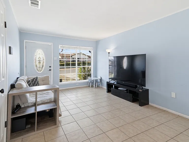 1403 Little St — Photo 7