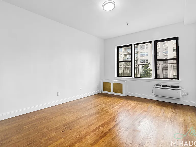1435 York Ave #5C — Photo 2