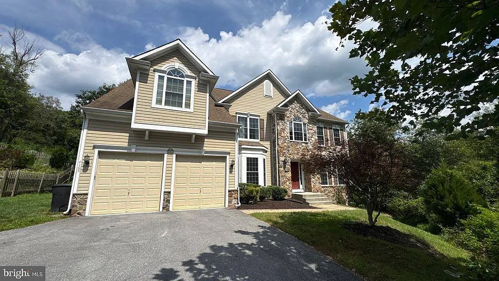 4 bed, 2.5 bath, 3404 sqft, $3,900 — Photo 1