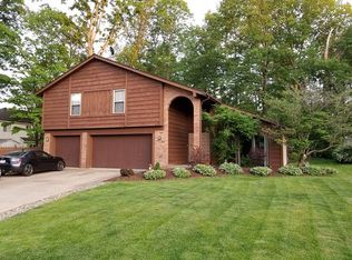 16957 Hunting Meadows Dr, Strongsville, OH 44136