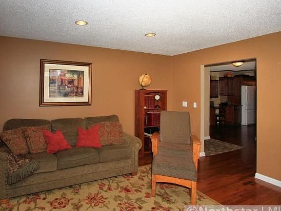 5th image of 3350 Urbandale Ln N