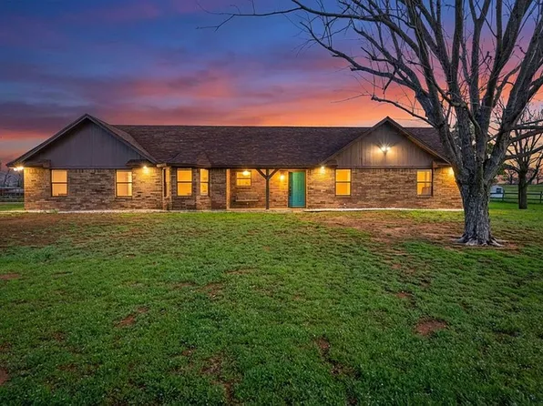 100 Green Meadows Cir, Springtown, TX 76082