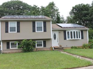 23 Robertson Dr, Hamden, CT 06518