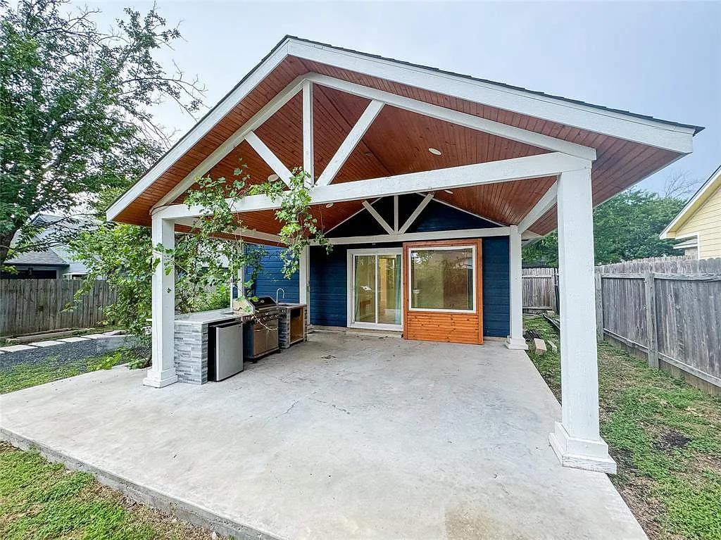 2 bed, 1.0 bath, 813 sqft, $1,950 — Photo 1