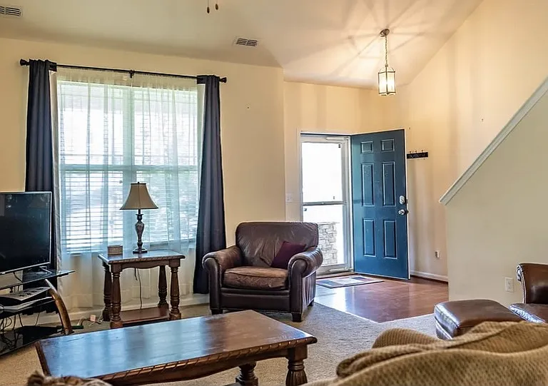 909 Amanda Dr — Photo 10