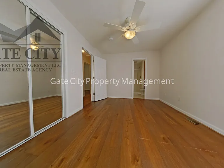 301 Cloverdale Dr — Photo 9