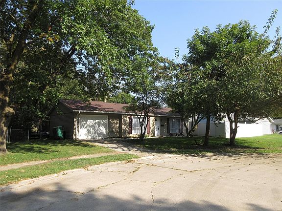 3rd image of 6 Lexington Ct