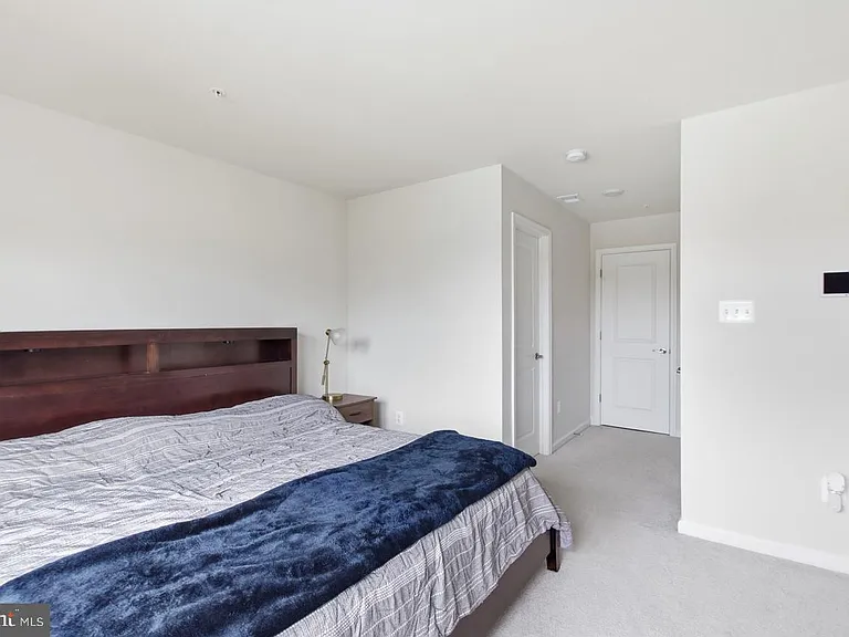 3469 Carnaby St — Photo 22