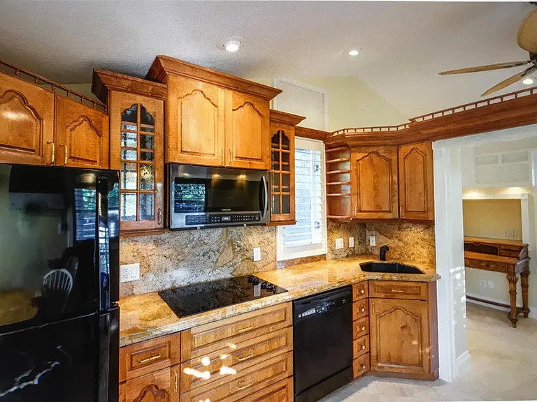 4884 Bonanza Ct — Photo 2
