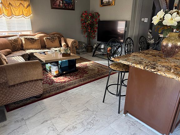 5th image of 29 Poinsettia Ct
