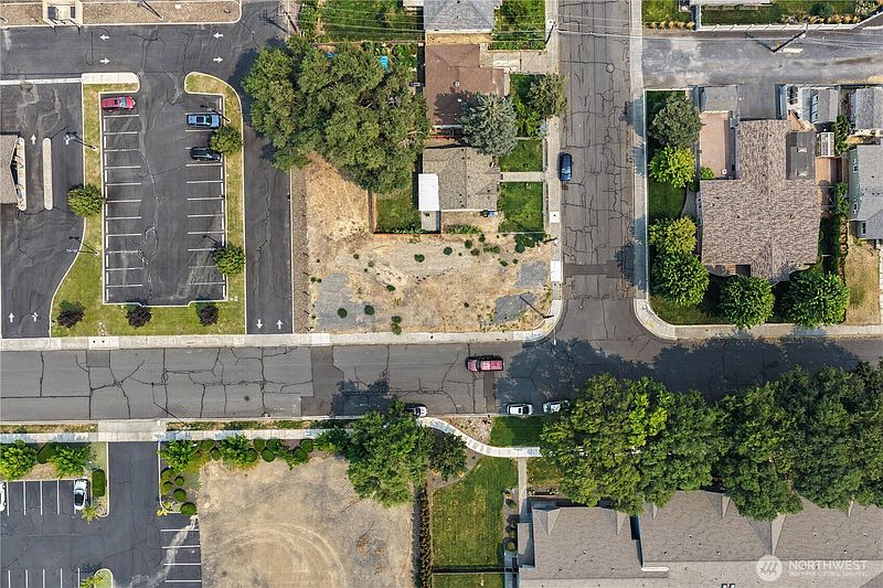 2nd image of 402 E Walnut Avenue