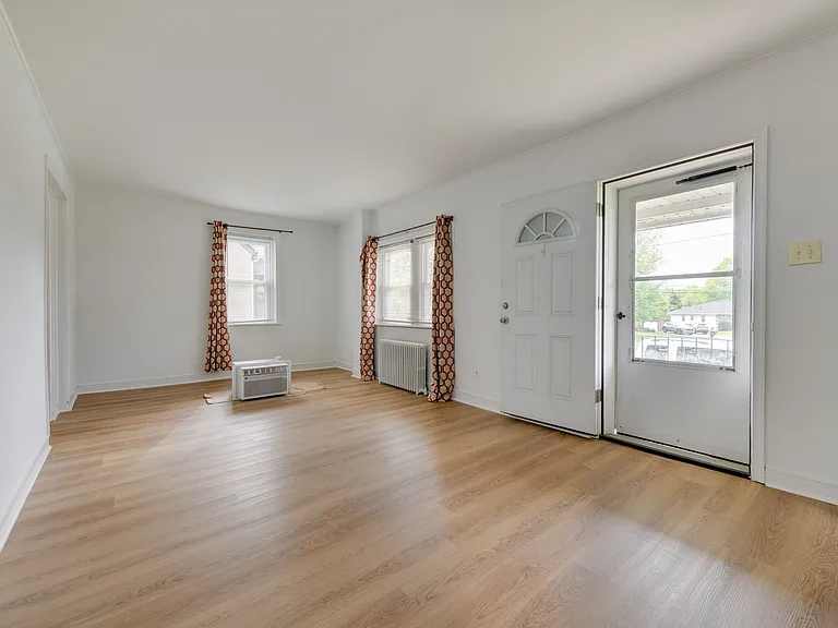 429 Manor Ave — Photo 5