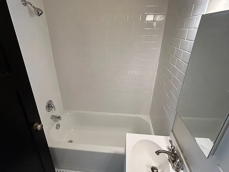 Chateau Apartments — Photo 19