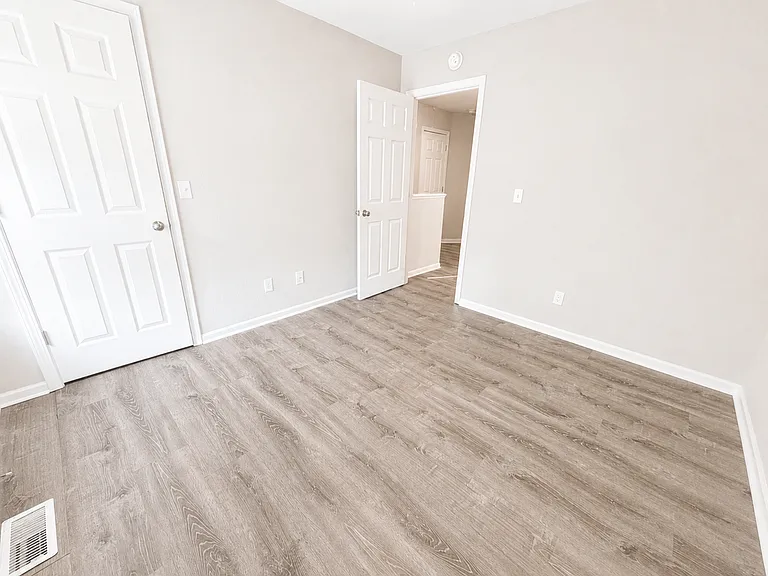 1318 Valley Creek Ln — Photo 15