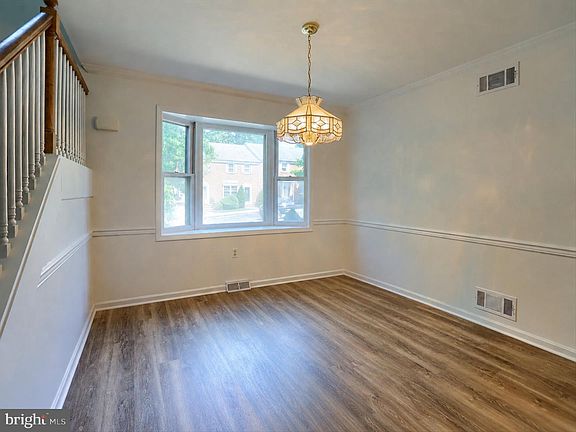 4th image of 18 Fairfax Vlg