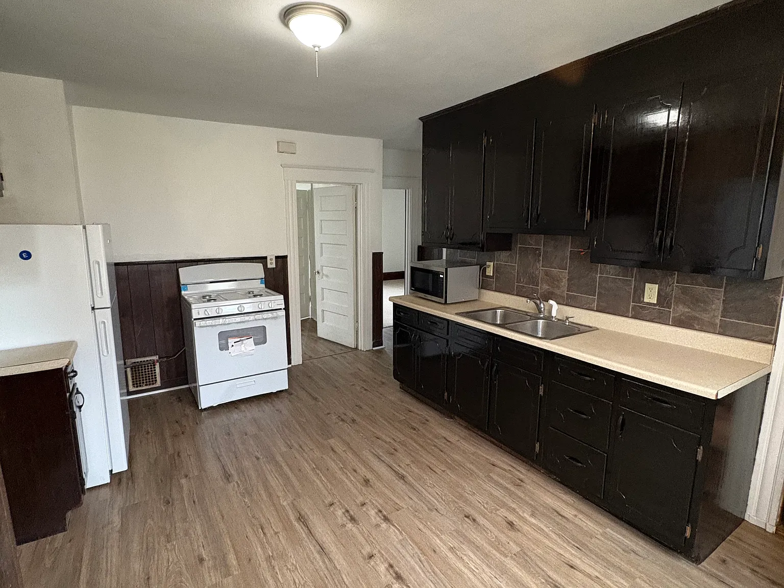5 bed, 2300 sqft, $2,200 — Photo 4