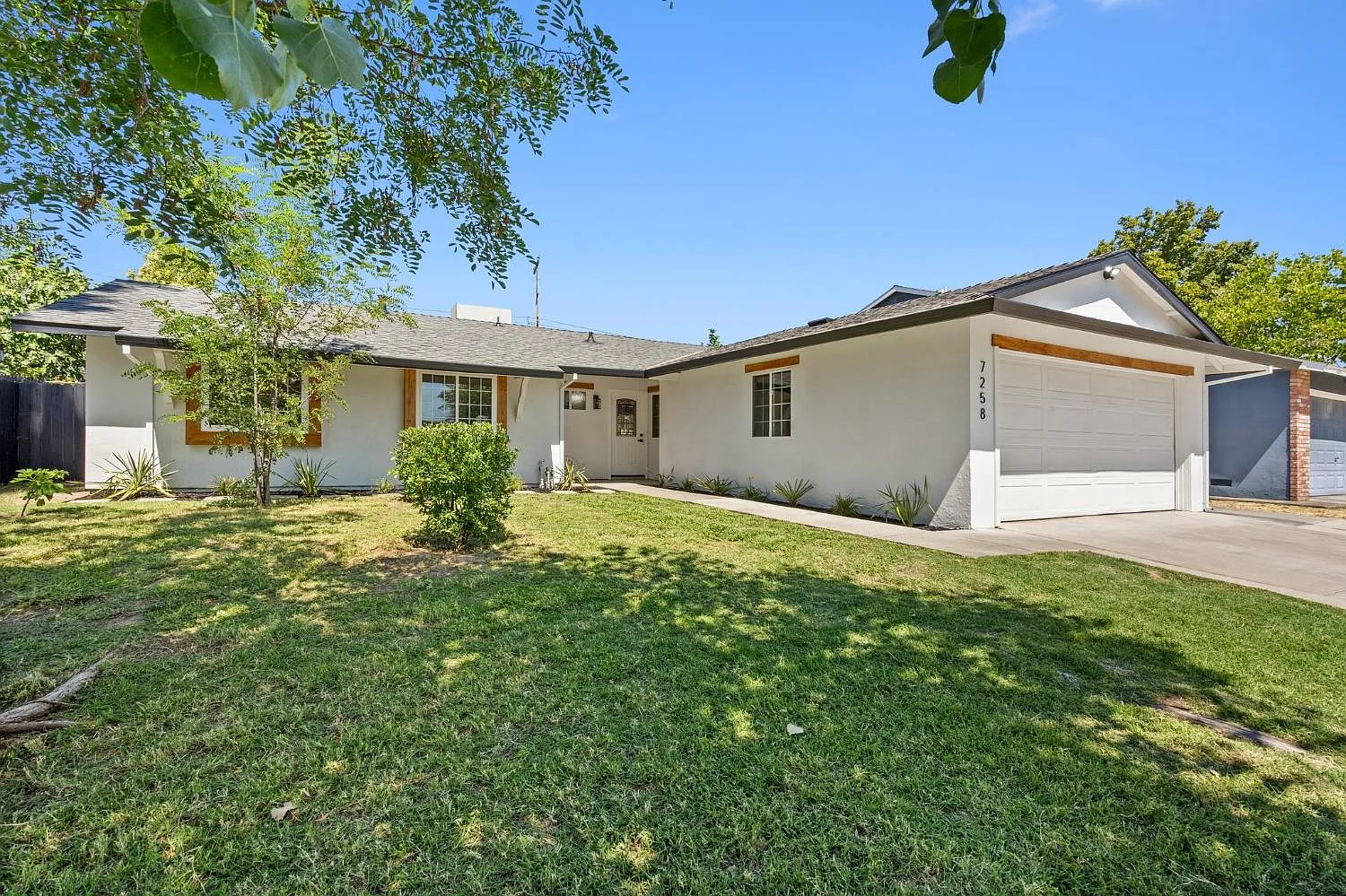 7258 Larchmont Dr photo 1