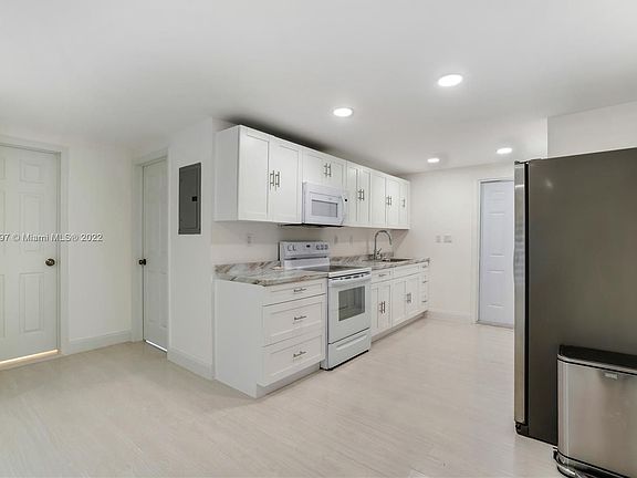 4th image of 1010 NW 25th Ave #B
