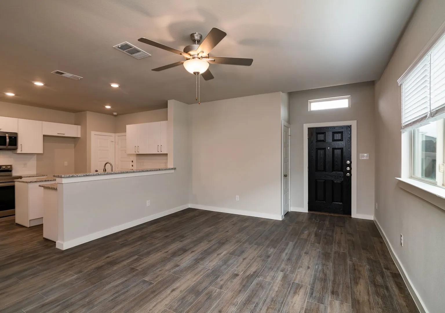 Gorgeous 3 Bedroom Duplex Located In Midlothian Isd! — Photo 3