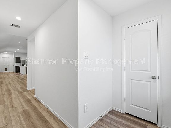 4th image of 1834 Legacy Hills Dr