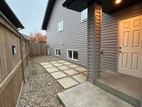 2nd image of 762 Hargreaves Cres