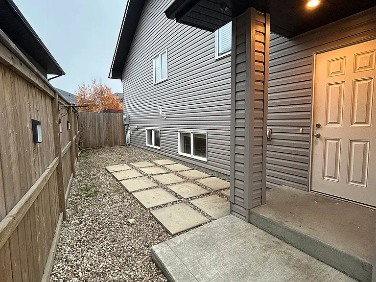 762 Hargreaves Cres — Photo 2