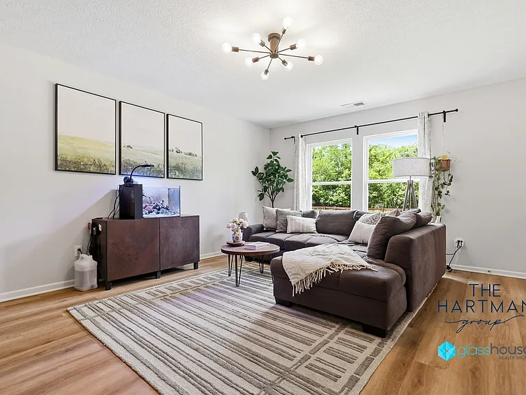 1018 Louise Dr — Photo 11