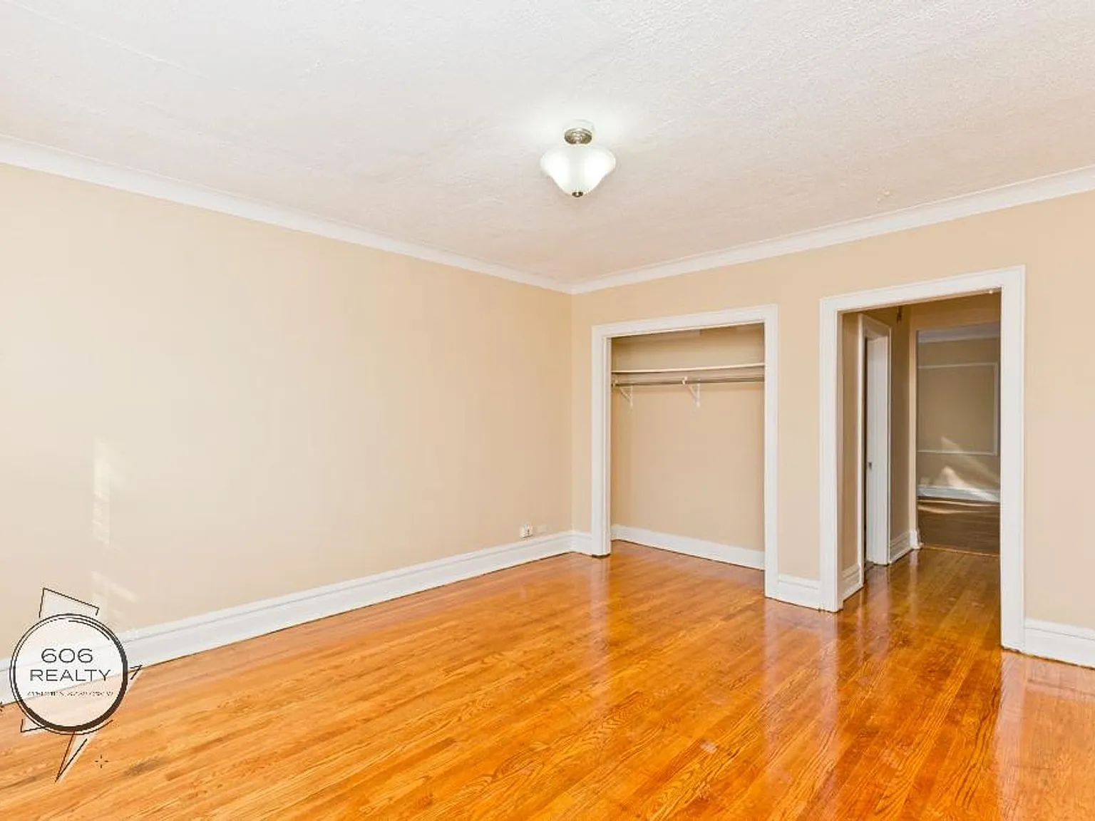 Beautiful Berwyn Apartments on Gunderson! — Photo 4