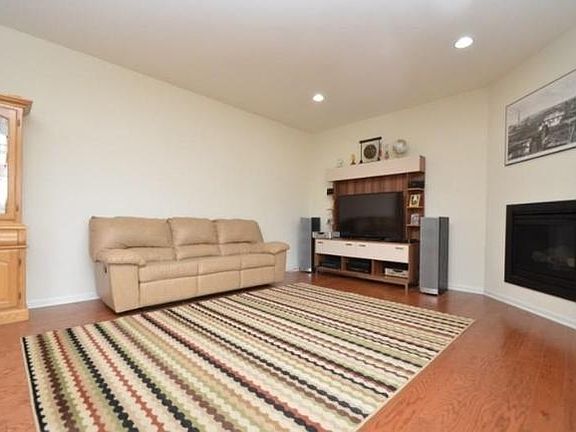4th image of 289 N Mallard Dr
