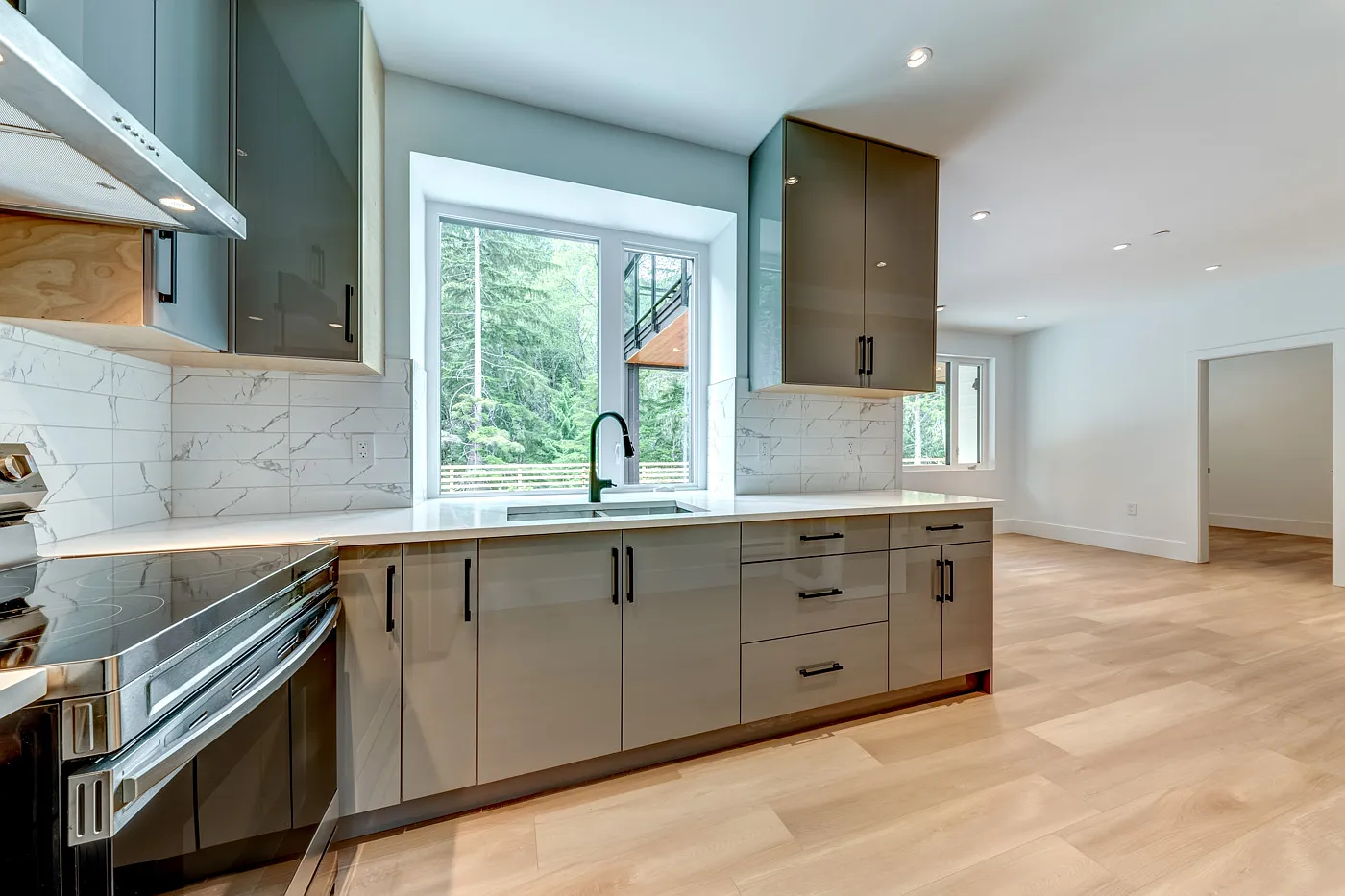 Two-bedroom furnished suite in Wedge Woods for a one-year lease — Photo 4