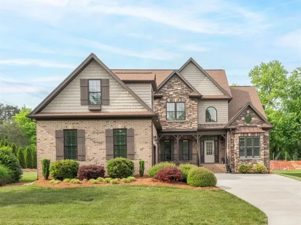 4797 Pebble Lake Dr, Pfafftown, NC 27040