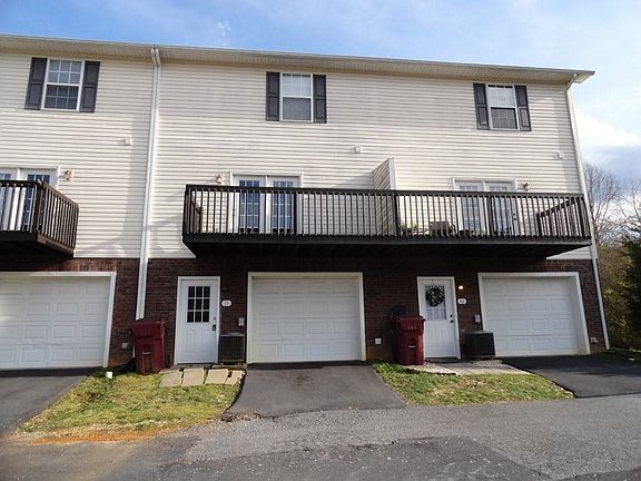 2 BR Townhouse w/Garage