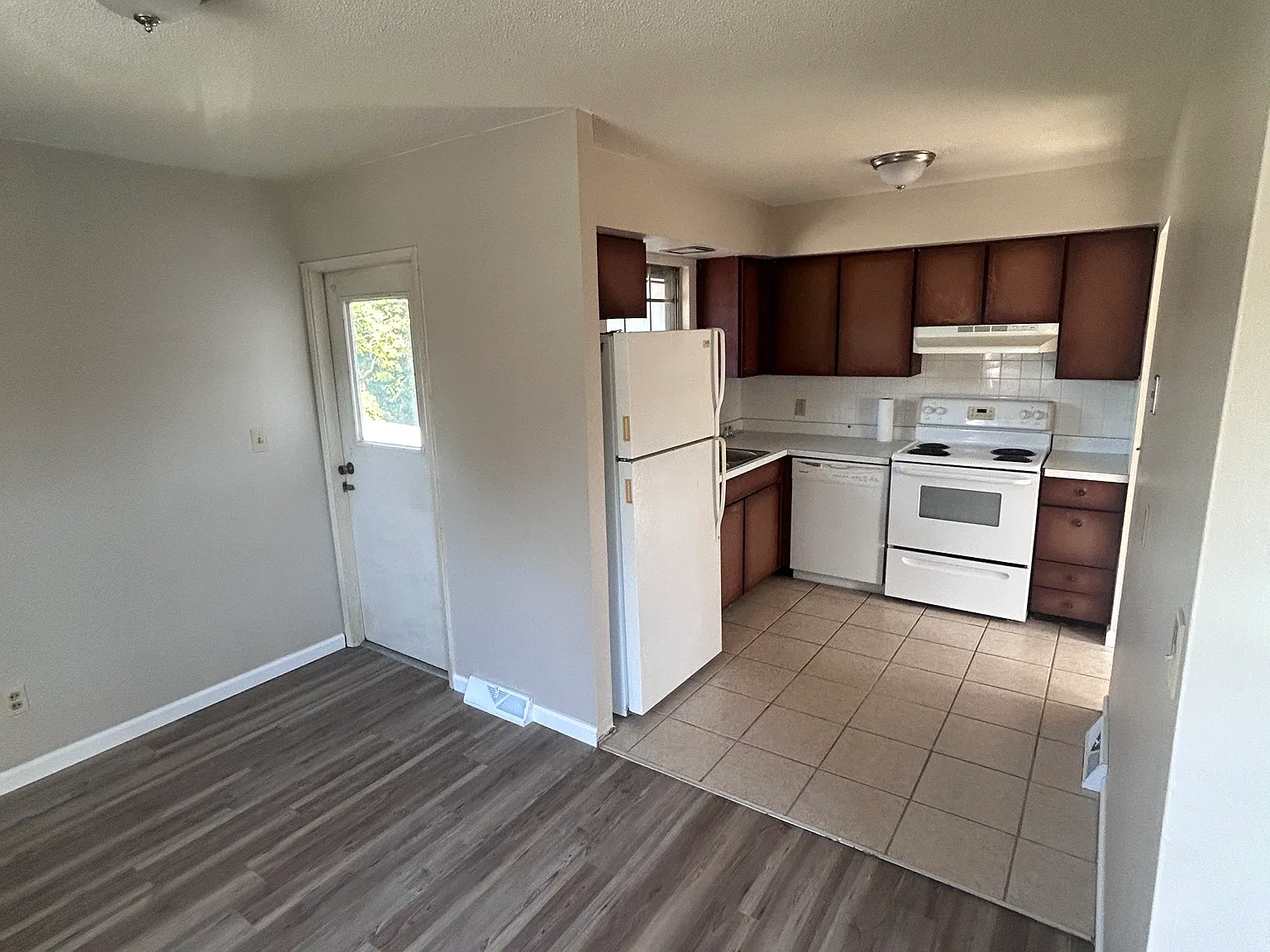 2 bed, 1100 sqft, $975 — Photo 3